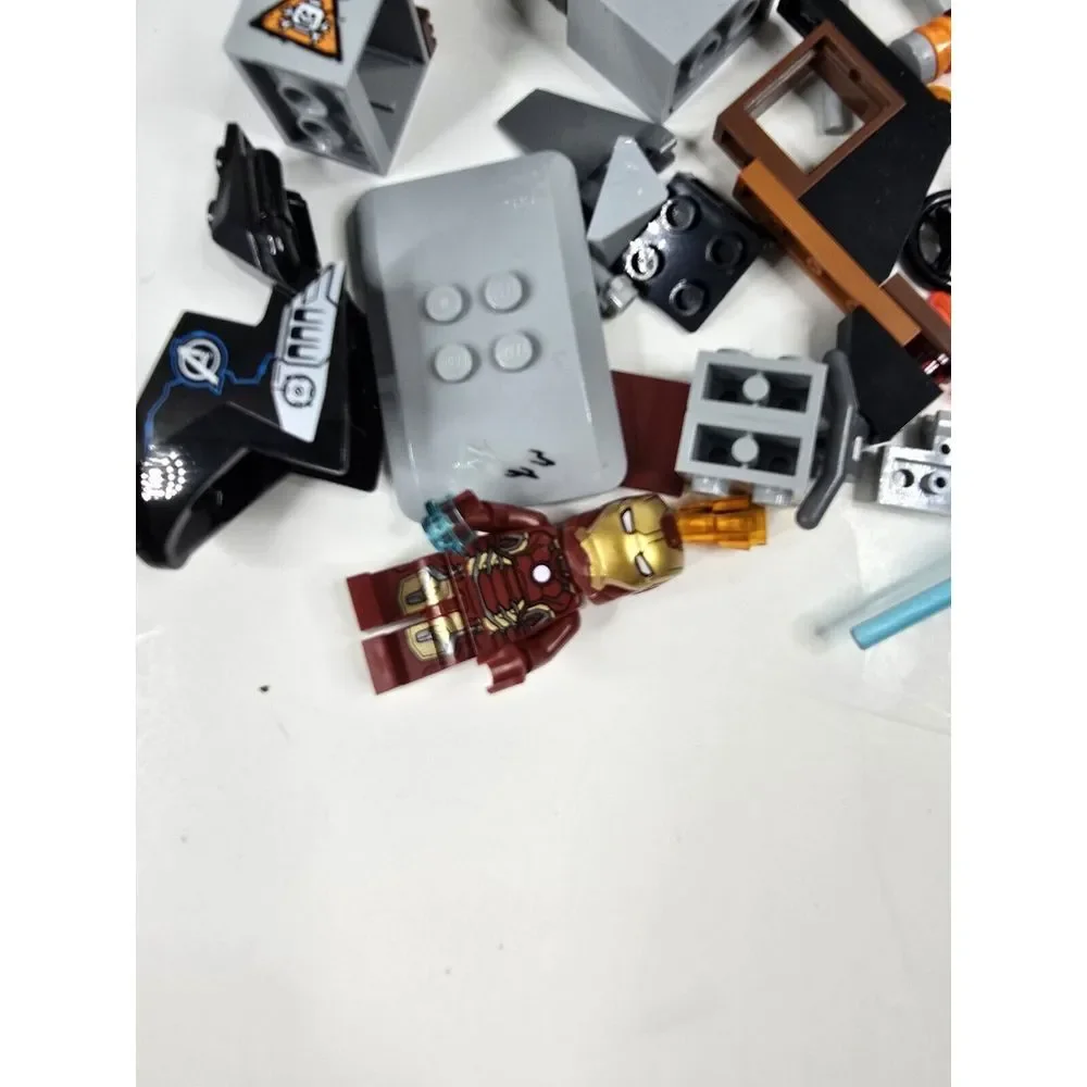 LEGO‎ Marvel Super Heroes: Crossbones' Hazard Heist (76050) Used - Picture 8 of 9